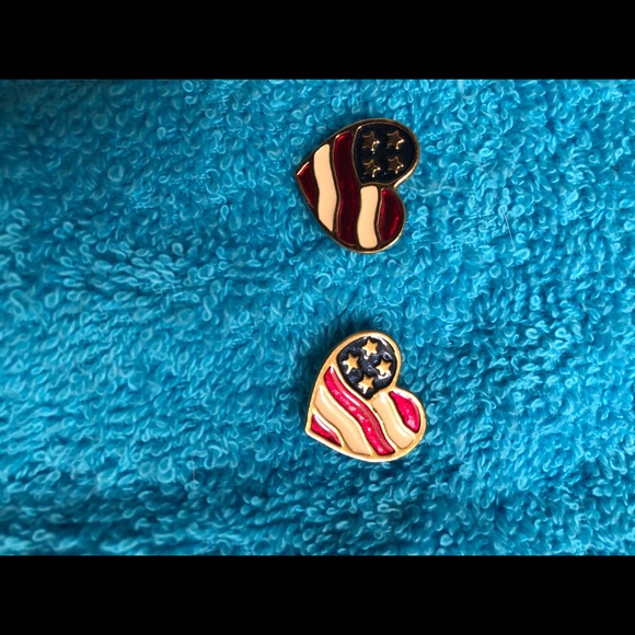 Vintage Avon patriotic red white&blu American flag earring - Picture 1 of 2